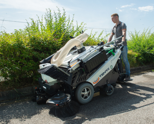 Electric street sweeper and hand controlled: MaxWind