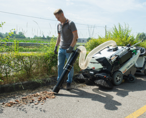 Leaf disposal with MaxWind: street sweeper with leaf blower