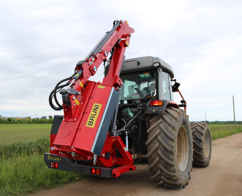 Extension mower as an attachment for the tractor