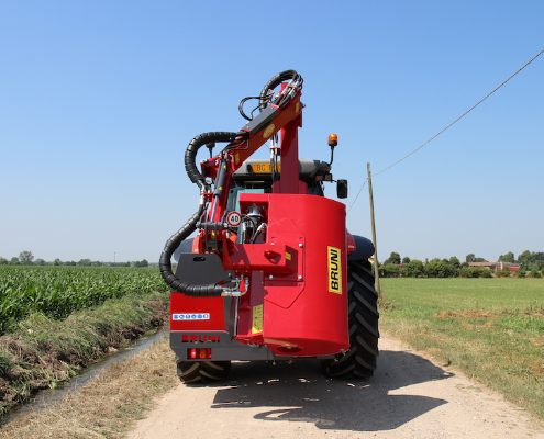 Spreading mulcher for tractor attachment Spreading mulcher for tractor attachment