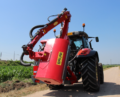 Spreading mulcher to attach to the tractor Spreading mulcher to attach to the tractor