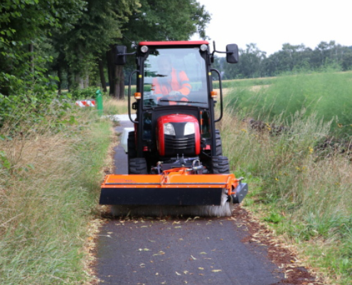 Sweeper Municipal Dual 450 in use for street cleaning