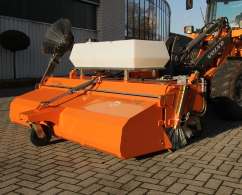 Kommunaler Einsatz mit der Kehrmaschine von bema
