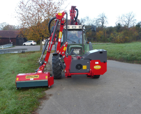 Robust mower for roadside maintenance