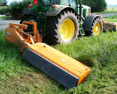 Traktor mit Seitenmulchgerät Jumbo von Votex im Einsatz
