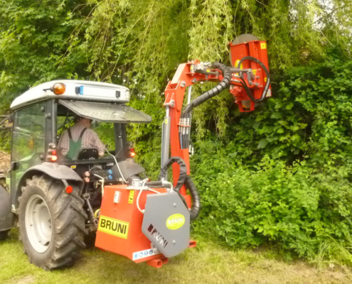 Böschungen mit Bruni NTP 370/470 mähen