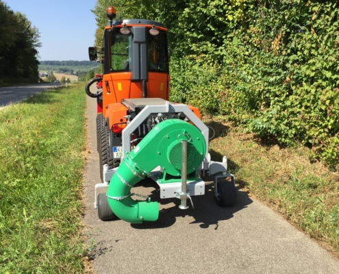 BT400 attached to the rear - leaf removal with HEN leaf technology