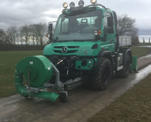 Professional leaf removal with BT600 - front attachment Professional leaf removal with BT600 - front attachment