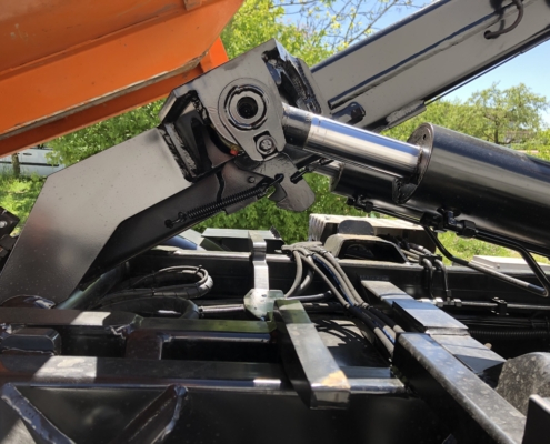 Opened tipping frame lock - Unimog roll-off systems