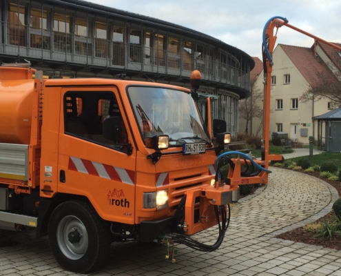 Professionelle Gießanlage der HEN AG mit ausgefahrenem Gießarm vorne