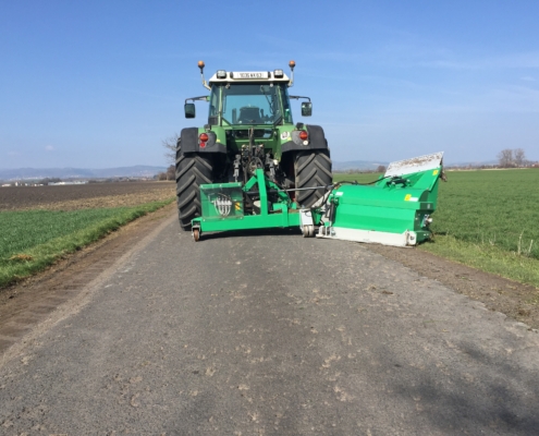 HEN BKF1200 bench cutter in use