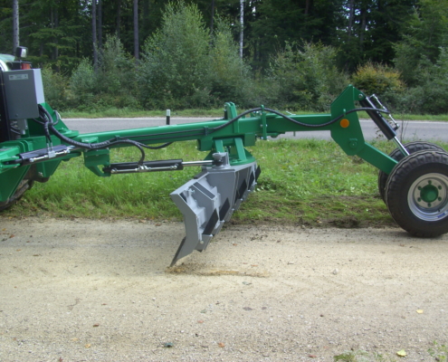 HEN Technology: AG250 tractor-mounted grader in operation