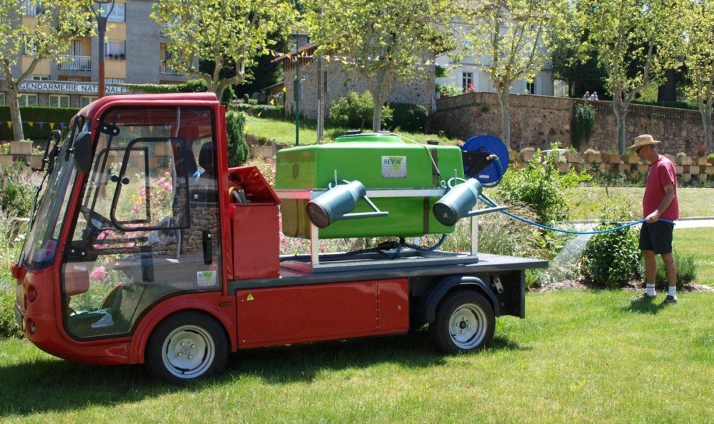 Elektrofahrzeug mit Gießanlage und Handlanze