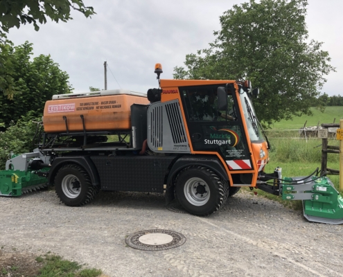 Hansa mit HEN Geräten für die Wegepflege Hansa mit HEN Geräten für die Wegepflege