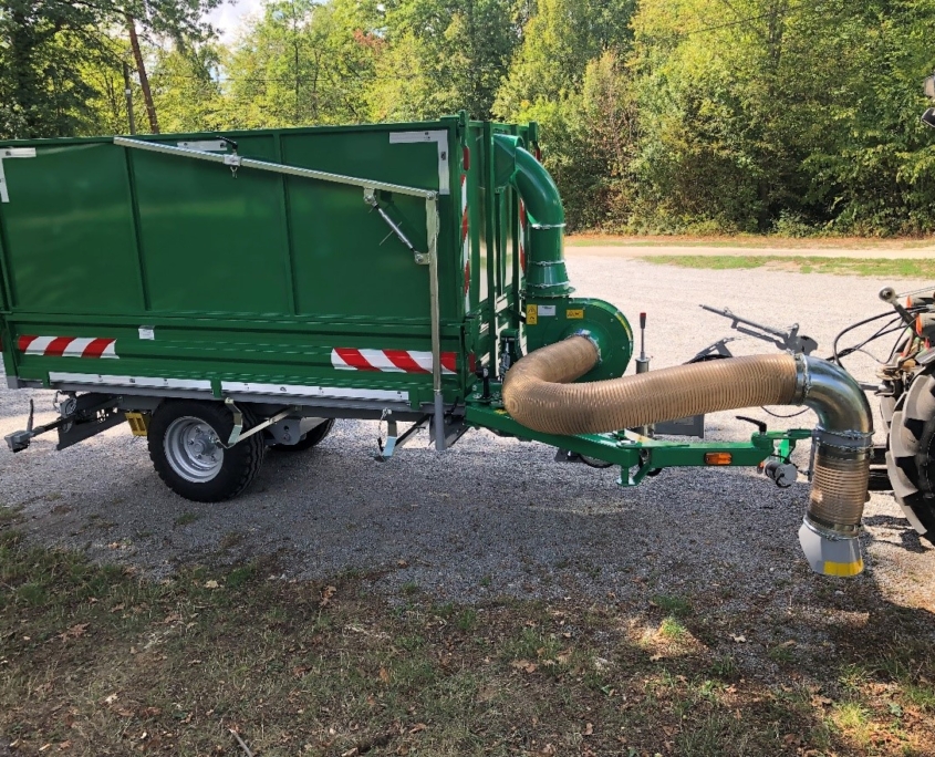 Automatischer Saugarm für leichte Arbeit mit dem Laubsaugwagen der HEN-AG
