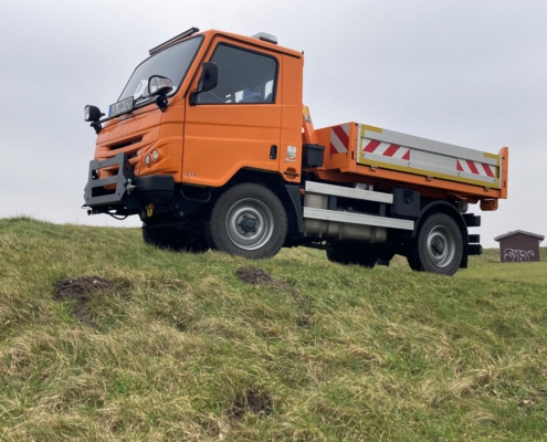Insbesondere aufgrund des Allradantriebes punktet der kraftvolle Diesel-Schmalspurer auch in unwegsamem Gelände