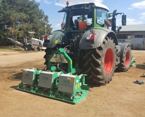 Fendt mit Heckanbaurüttelplatte